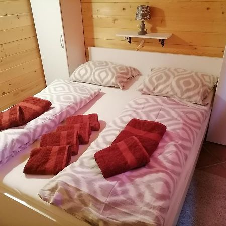 Apartma Suzy Pobegi Exterior photo